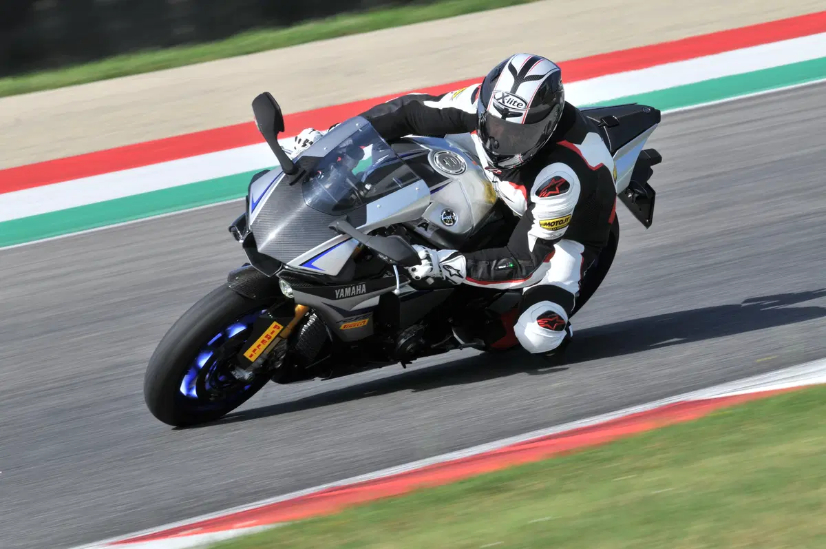 Kawasaki ZX10R Ninja vs Yamaha YZF-R1M vs Ducati 1299S Panigale (14)