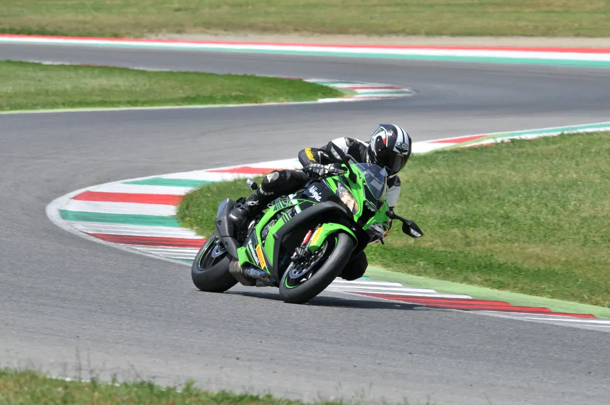 Kawasaki ZX10R Ninja vs Yamaha YZF-R1M vs Ducati 1299S Panigale (15)