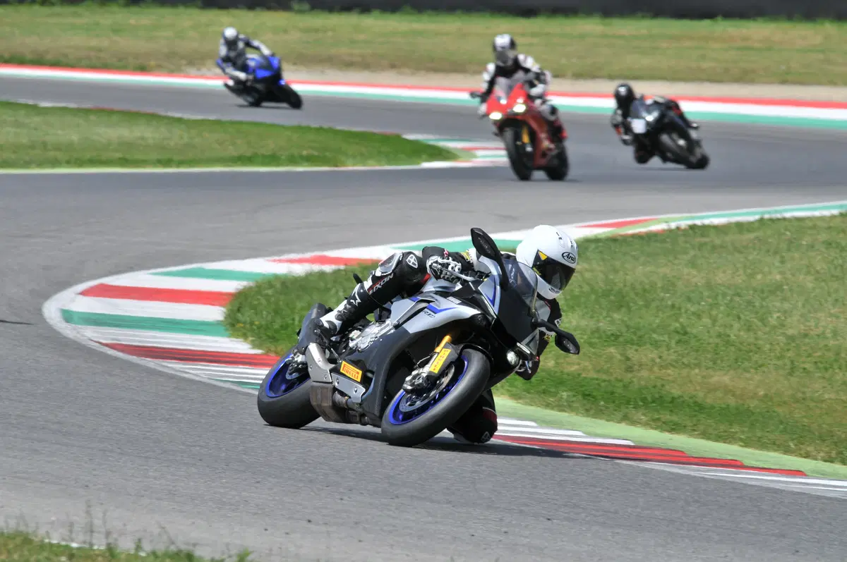 Kawasaki ZX10R Ninja vs Yamaha YZF-R1M vs Ducati 1299S Panigale (16)