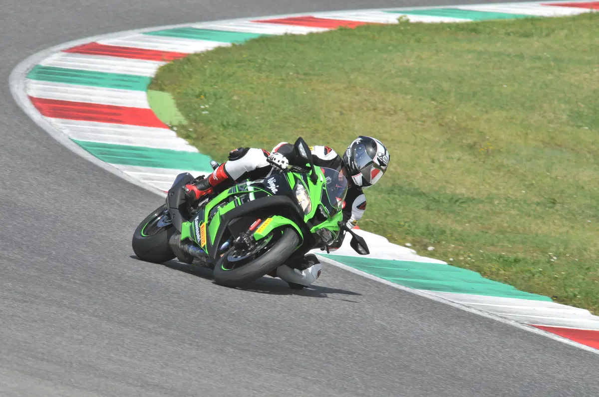 Kawasaki ZX10R Ninja vs Yamaha YZF-R1M vs Ducati 1299S Panigale (17)
