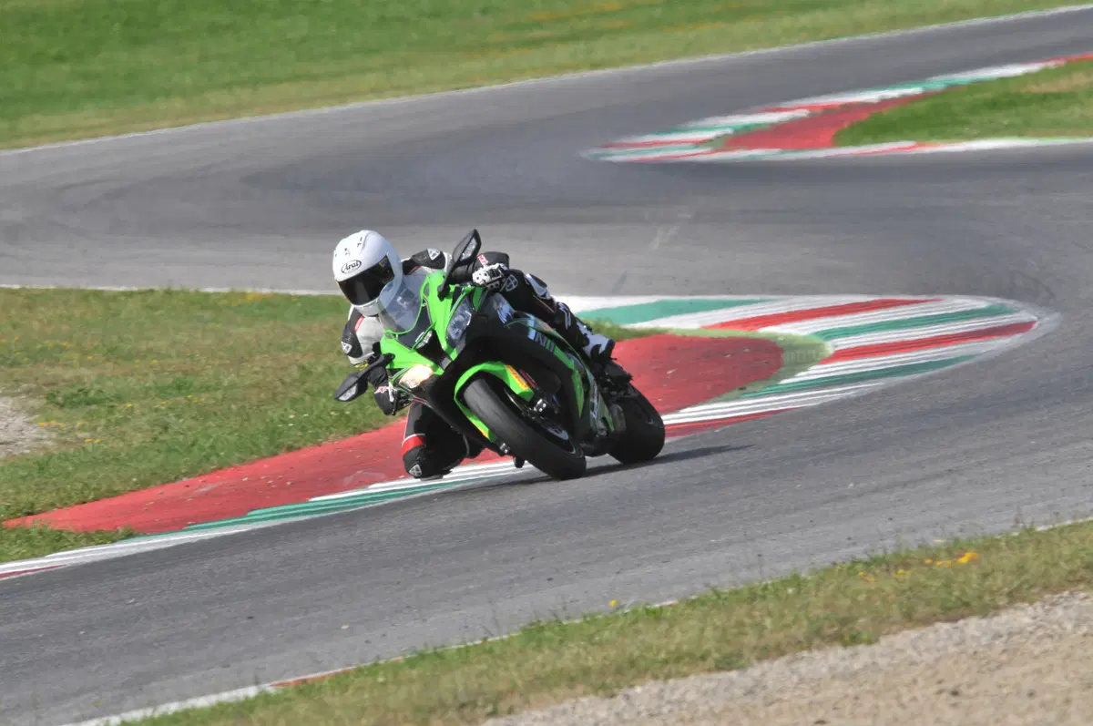 Kawasaki ZX10R Ninja vs Yamaha YZF-R1M vs Ducati 1299S Panigale (18)