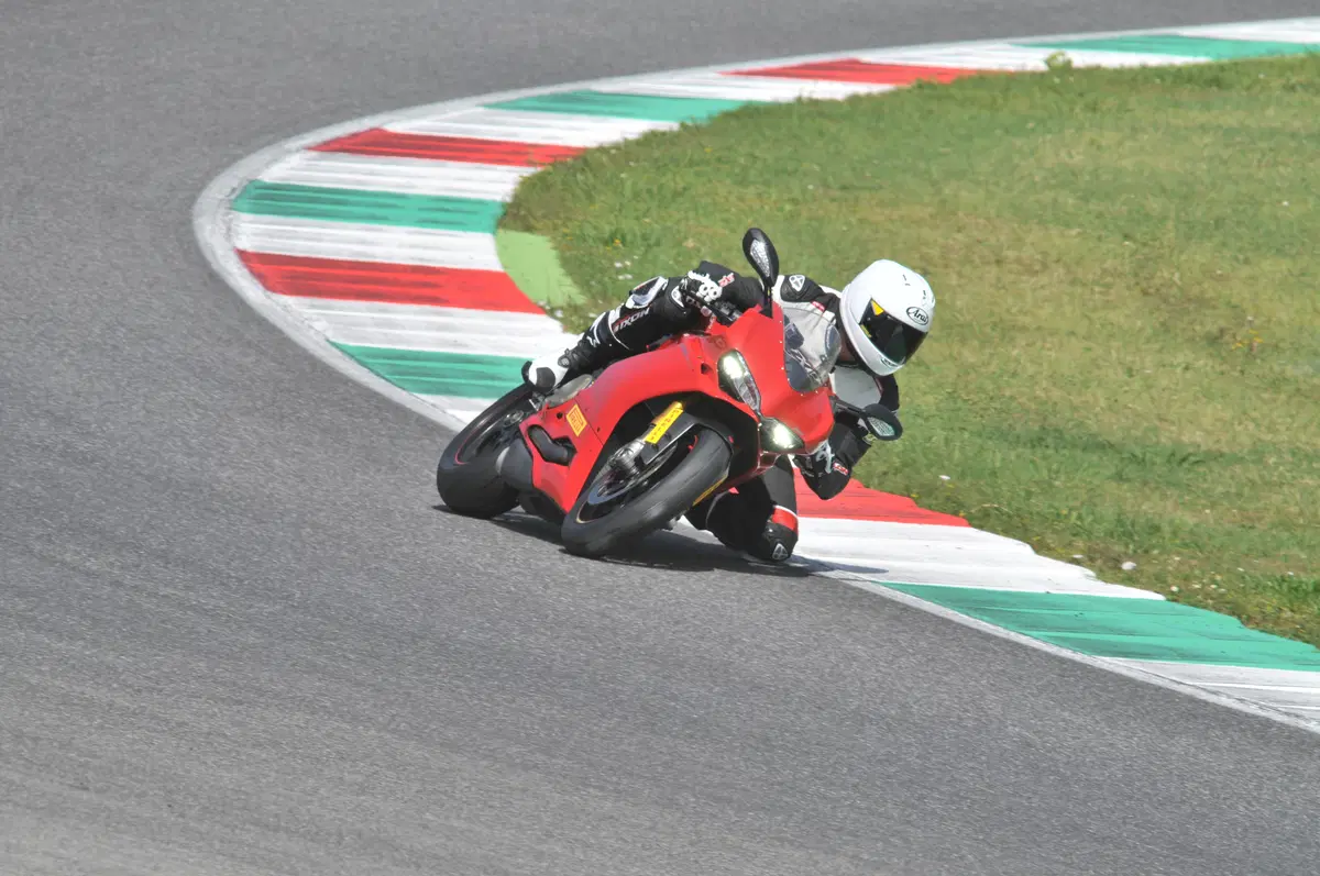 Kawasaki ZX10R Ninja vs Yamaha YZF-R1M vs Ducati 1299S Panigale (19)