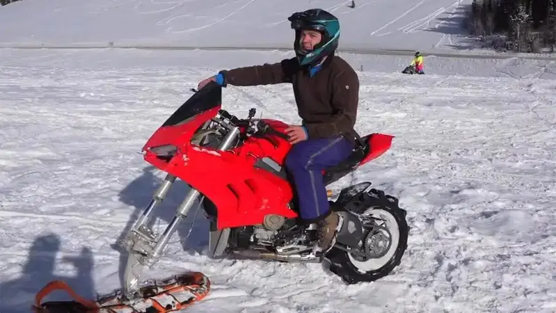 Moto e neve: non un gran binomio. A meno che non abbiate questa Panigale V4!