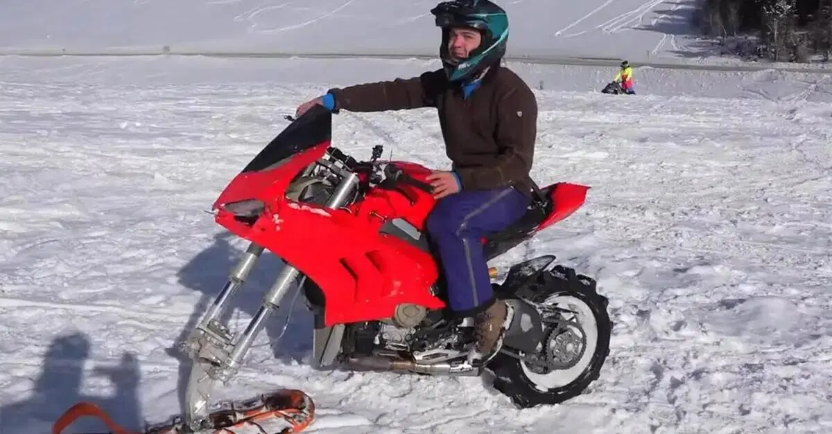 Moto e neve: non un gran binomio. A meno che non abbiate questa Panigale V4!