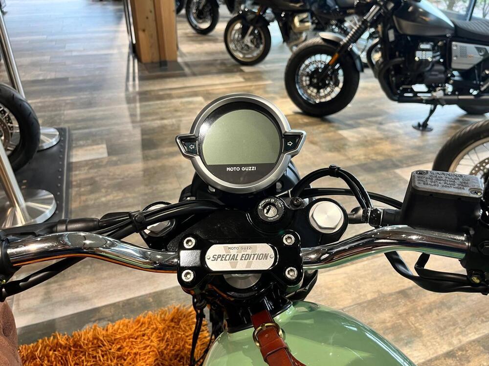 Moto Guzzi V7 Stone (2021 - 25) (2)