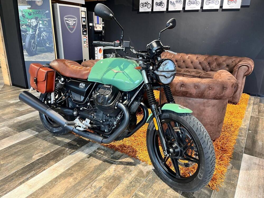 Moto Guzzi V7 Stone (2021 - 25)