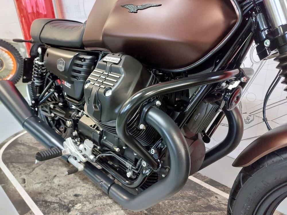 Moto Guzzi V7 III Stone (2017 - 20) (3)