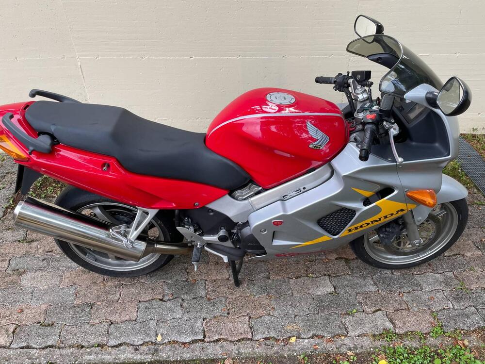 Honda VFR 800 (1998 - 01) (3)