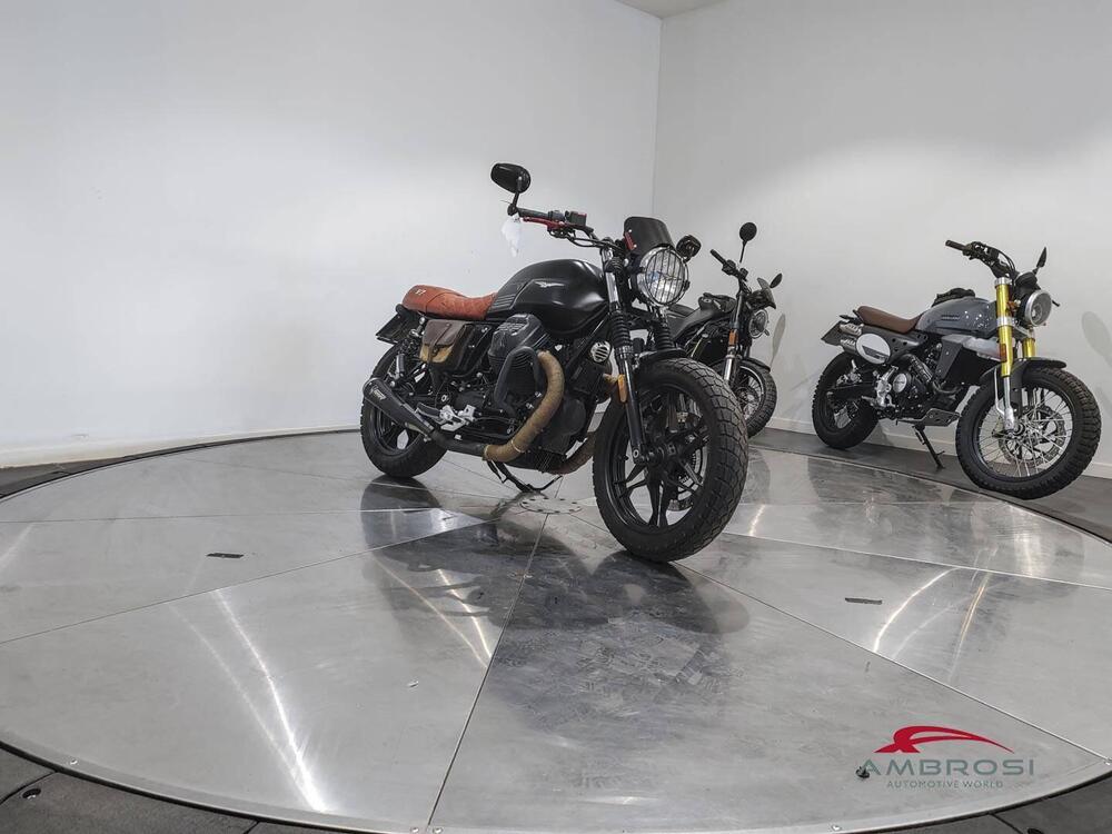 Moto Guzzi V7 III Stone (2017 - 20) (2)