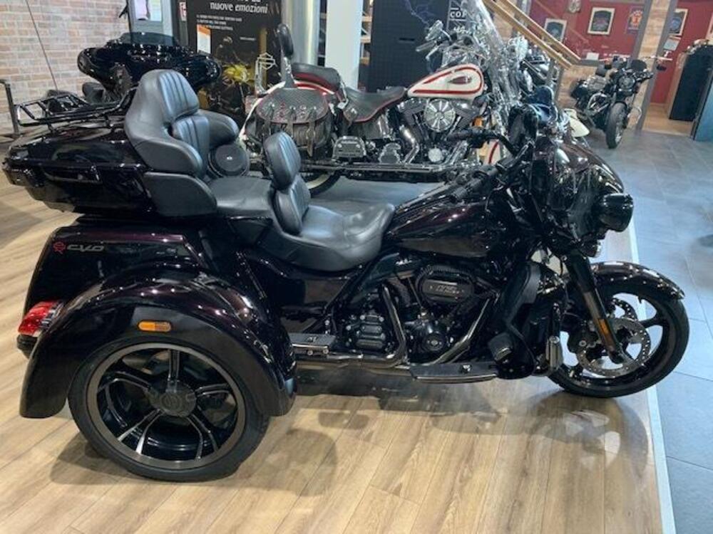 Harley-Davidson 117 CVO Tri Glide (2022) - FLHTCUTGSE_AF (2)