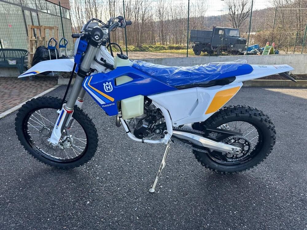 Husqvarna FE 250 Heritage (2025) (2)