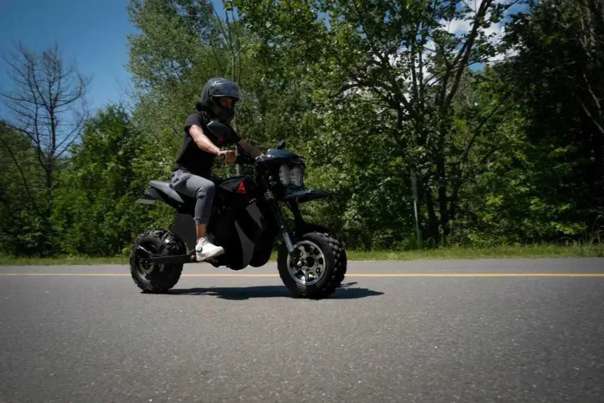 Avvenire Combat: la moto elettrica che non sapevi di volere! (5)