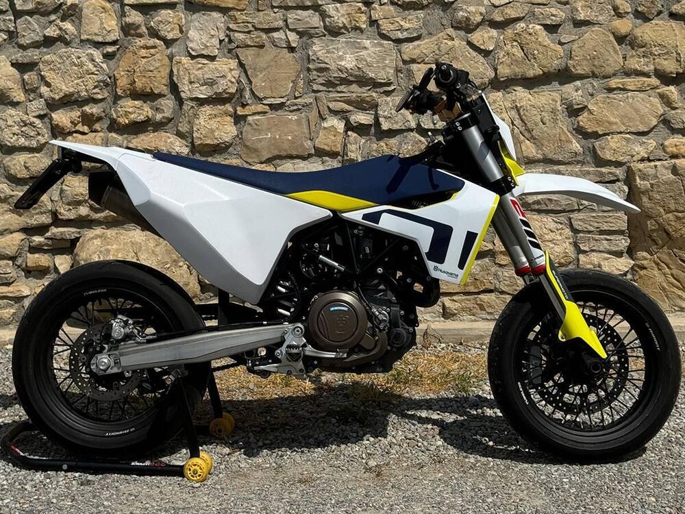 Husqvarna 701 Supermoto (2021) (2)