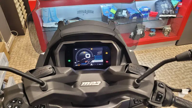 Piaggio MP3 400 Sport Hpe (2025 - 26) (6)