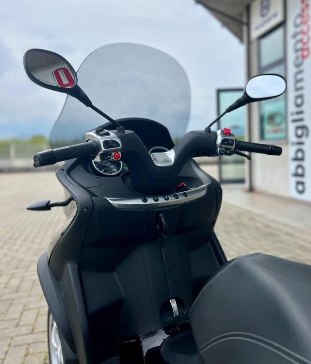 Piaggio Mp3 300 ie Business LT (2017 - 18) (4)