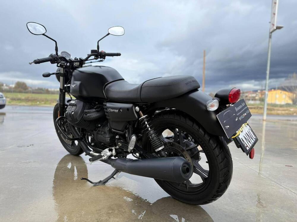 Moto Guzzi V7 III Stone (2017 - 20) (3)