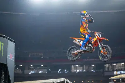 AMA Supercross: a Glendale senza vincere trionfa Sexton. In 250 arriva la prima vittoria di Triumph 