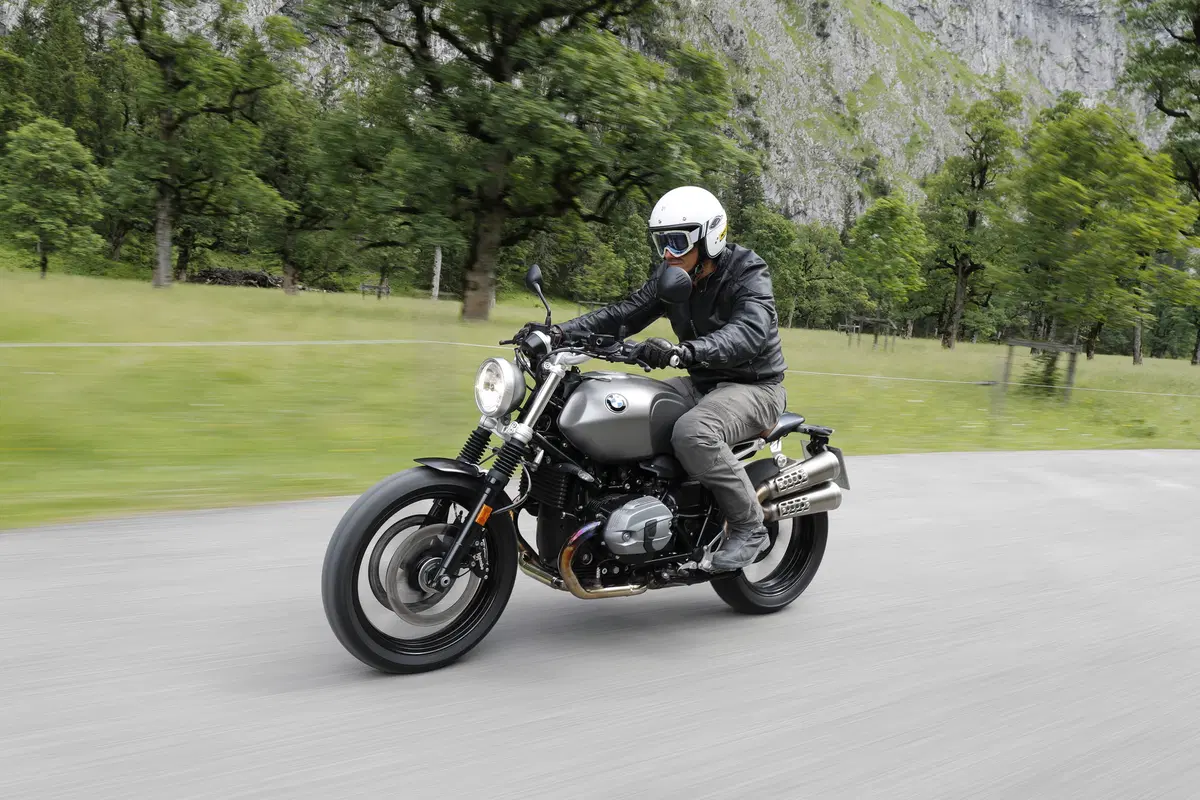 BMW R nineT Scrambler: primo test (10)