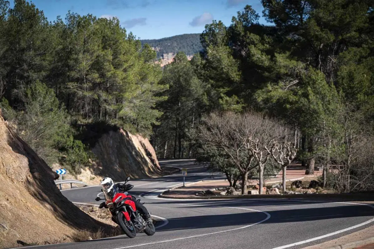 La Multistrada più leggera e facile di sempre? Abbiamo guidato la nuova Ducati V2 [VIDEO] (6)