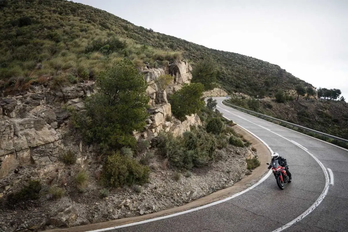 La Multistrada più leggera e facile di sempre? Abbiamo guidato la nuova Ducati V2 [VIDEO] (12)