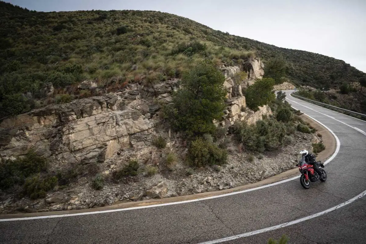 La Multistrada più leggera e facile di sempre? Abbiamo guidato la nuova Ducati V2 [VIDEO] (14)