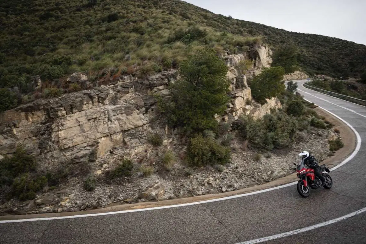 La Multistrada più leggera e facile di sempre? Abbiamo guidato la nuova Ducati V2 [VIDEO] (15)