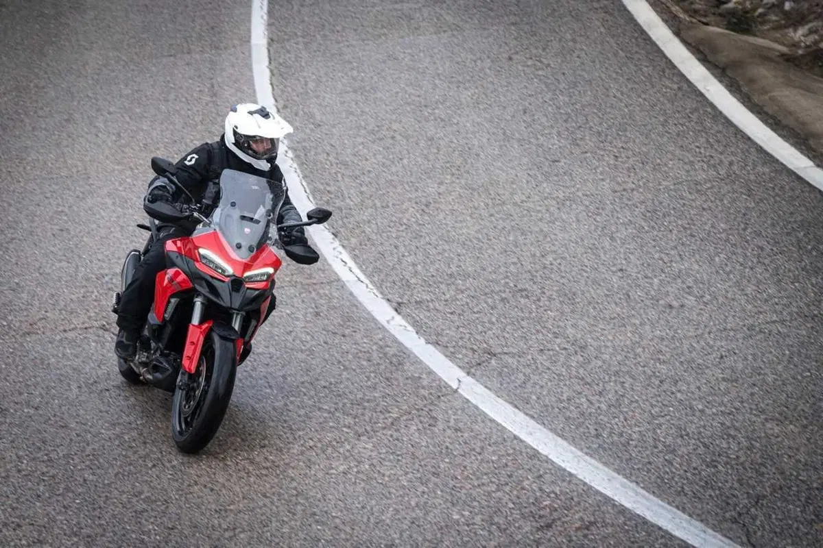 La Multistrada più leggera e facile di sempre? Abbiamo guidato la nuova Ducati V2 [VIDEO] (16)
