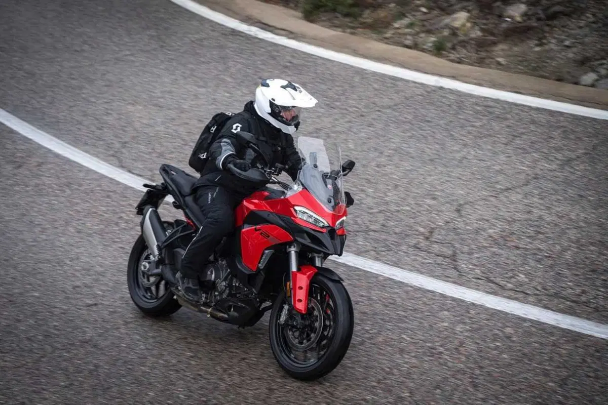 La Multistrada più leggera e facile di sempre? Abbiamo guidato la nuova Ducati V2 [VIDEO] (18)