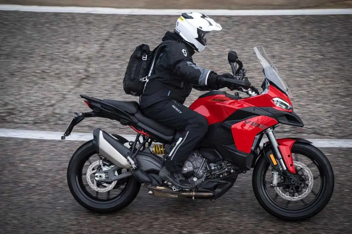 La Multistrada più leggera e facile di sempre? Abbiamo guidato la nuova Ducati V2 [VIDEO] (19)