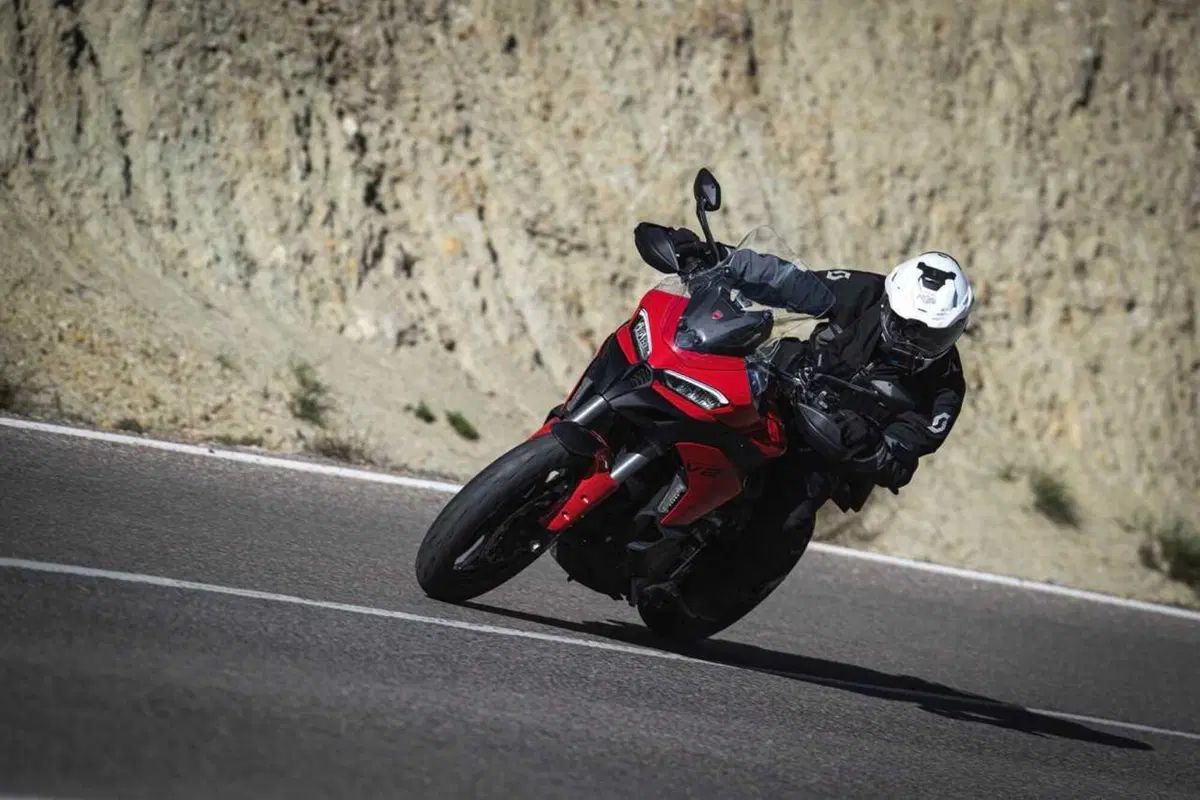 La Multistrada più leggera e facile di sempre? Abbiamo guidato la nuova Ducati V2 [VIDEO] (27)
