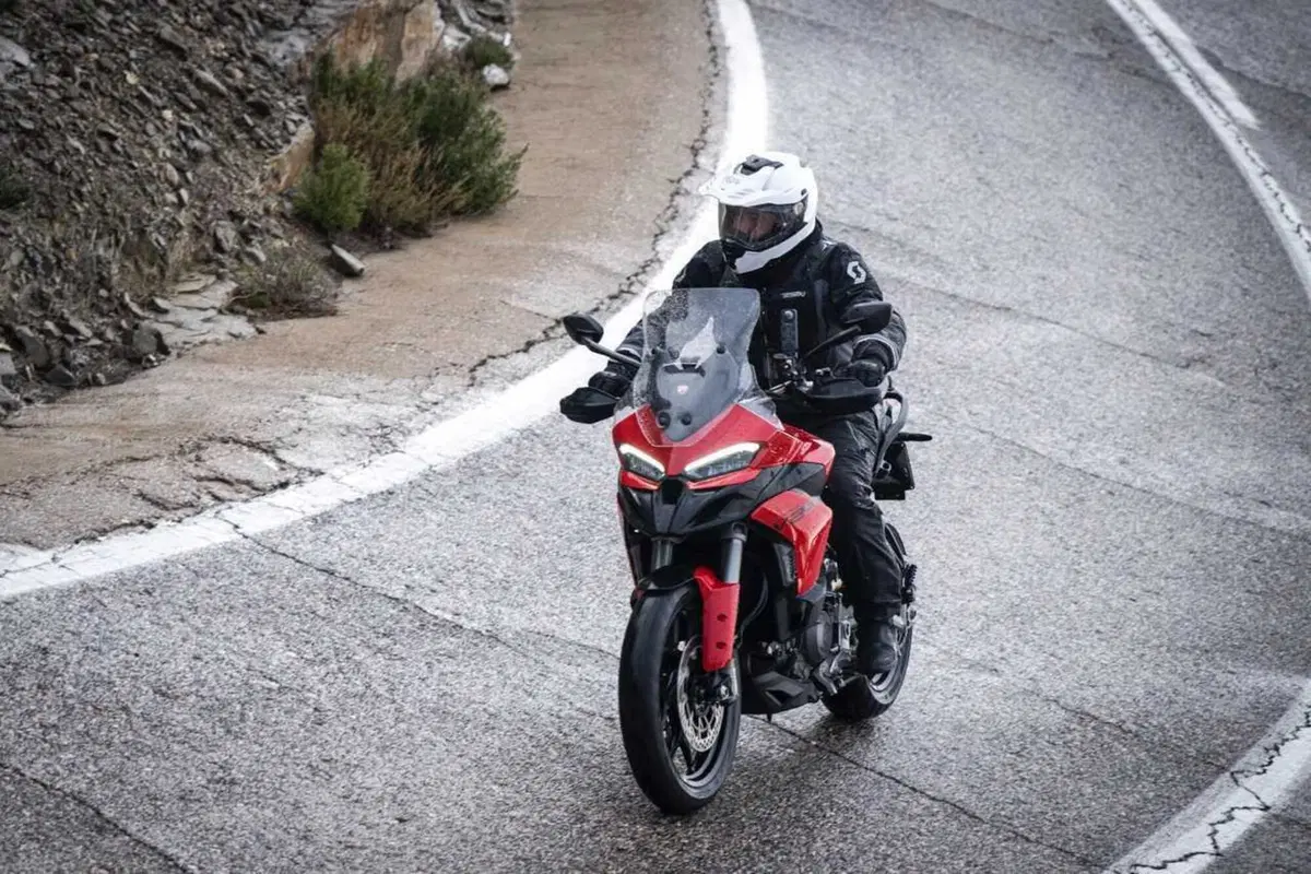 La Multistrada più leggera e facile di sempre? Abbiamo guidato la nuova Ducati V2 [VIDEO] (44)