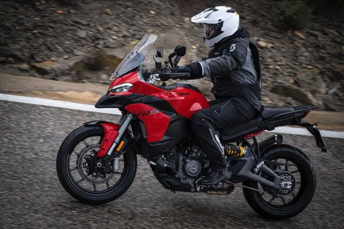 La Multistrada più leggera e facile di sempre? Abbiamo guidato la nuova Ducati V2 [VIDEO] (49)