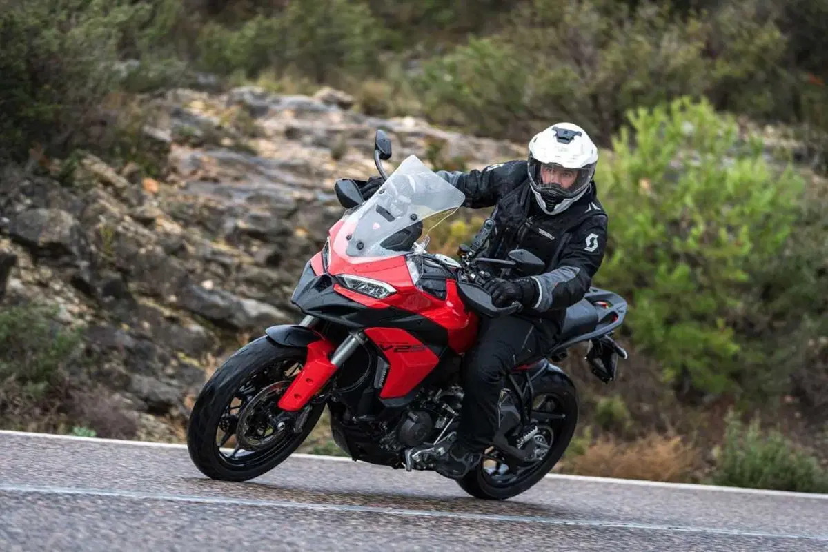La Multistrada più leggera e facile di sempre? Abbiamo guidato la nuova Ducati V2 [VIDEO] (53)