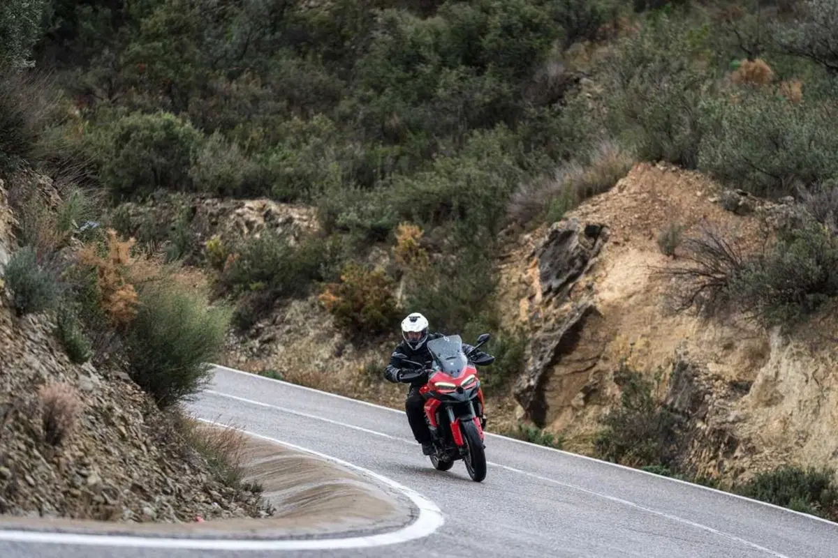 La Multistrada più leggera e facile di sempre? Abbiamo guidato la nuova Ducati V2 [VIDEO] (57)