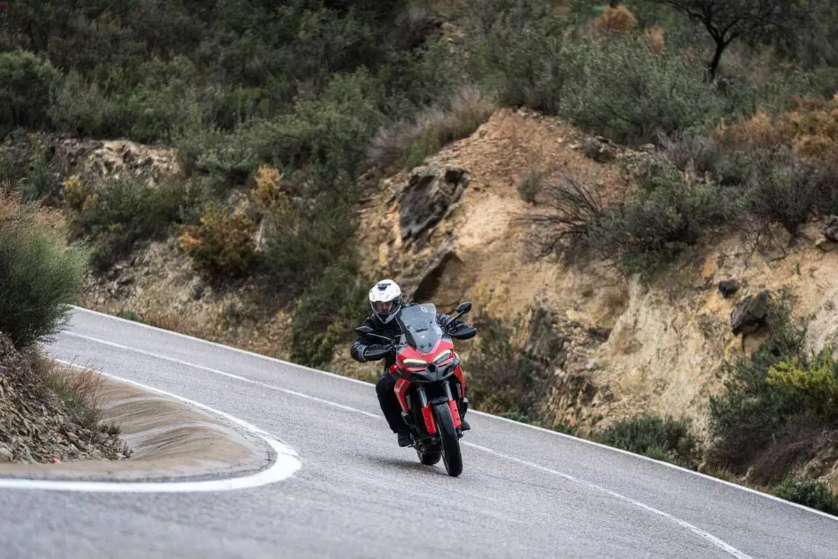 La Multistrada più leggera e facile di sempre? Abbiamo guidato la nuova Ducati V2 [VIDEO] (59)