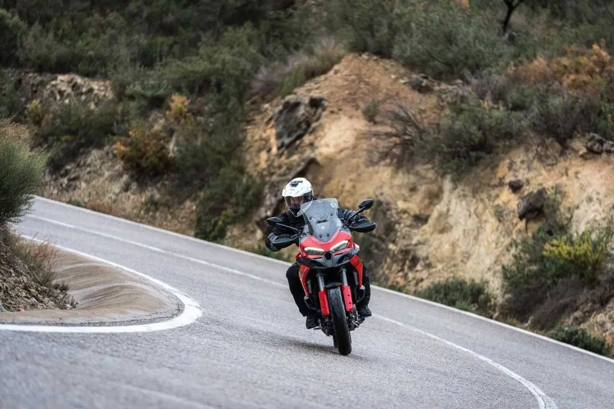 La Multistrada più leggera e facile di sempre? Abbiamo guidato la nuova Ducati V2 [VIDEO] (60)