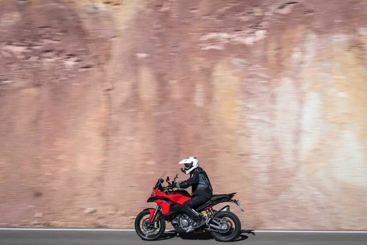La Multistrada più leggera e facile di sempre? Abbiamo guidato la nuova Ducati V2 [VIDEO] (74)