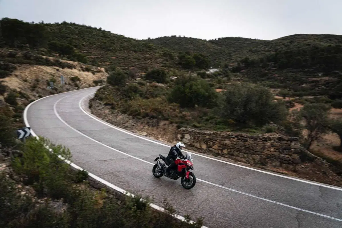 La Multistrada più leggera e facile di sempre? Abbiamo guidato la nuova Ducati V2 [VIDEO] (87)