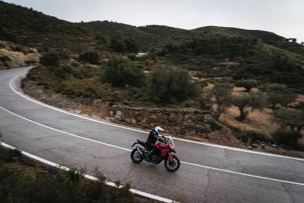 La Multistrada più leggera e facile di sempre? Abbiamo guidato la nuova Ducati V2 [VIDEO] (88)