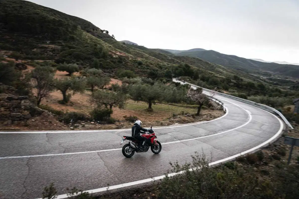 La Multistrada più leggera e facile di sempre? Abbiamo guidato la nuova Ducati V2 [VIDEO] (89)