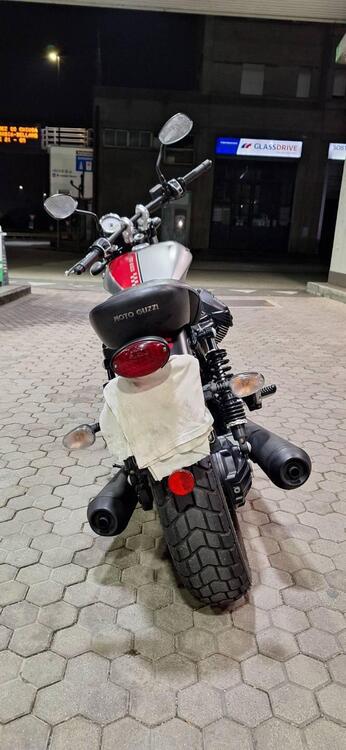 Moto Guzzi V9 Bobber (2016 - 18) (5)