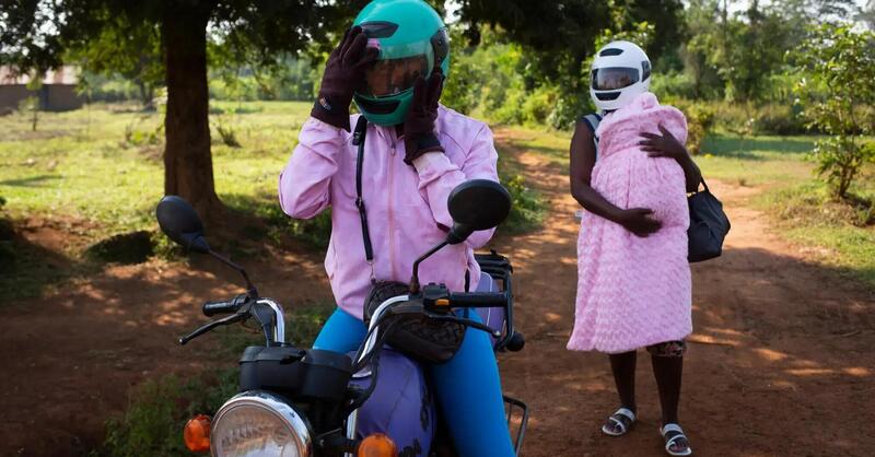 Chi sono le Boda Girls? La storia delle moto-taxi del Kenya