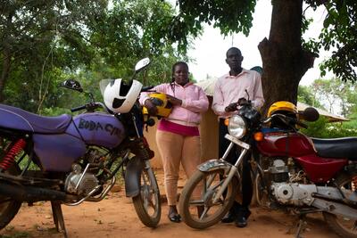 Chi sono le Boda Girls? La storia delle moto-taxi del Kenya