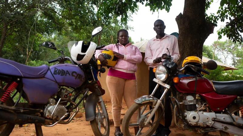 Chi sono le Boda Girls? La storia delle moto-taxi del Kenya