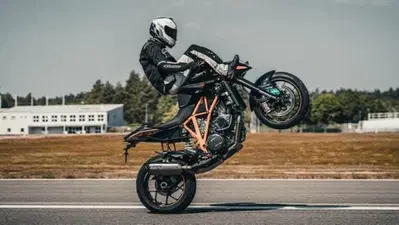 Lo stunt Magnus Carlsson si porta a casa due nuovi record mondiali in moto