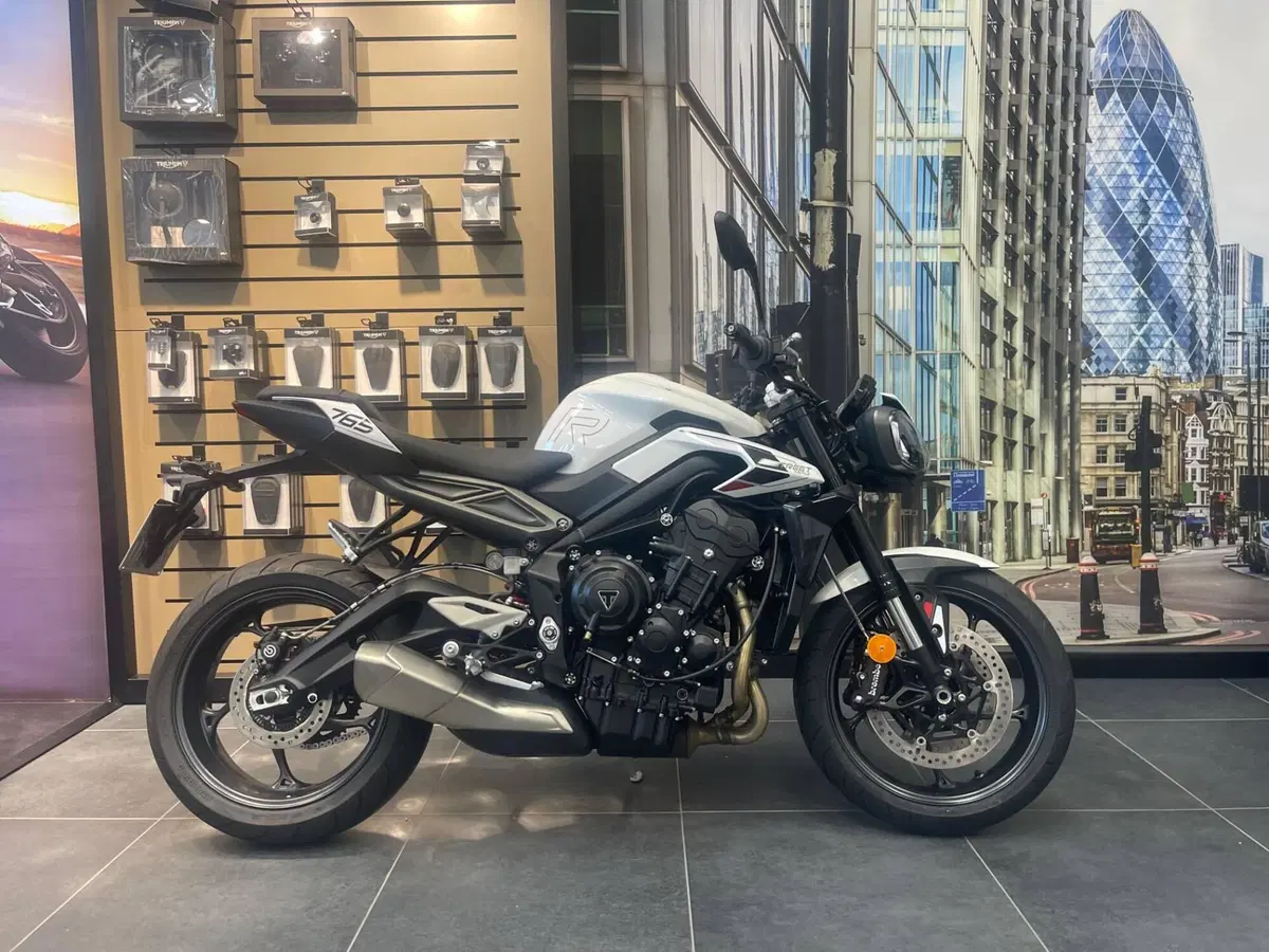 Triumph Street Triple 765 R (2023 - 26)