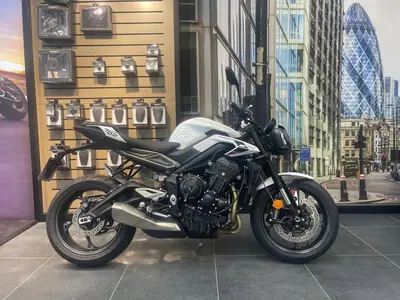 Triumph Street Triple 765 R (2023 - 26) nuova