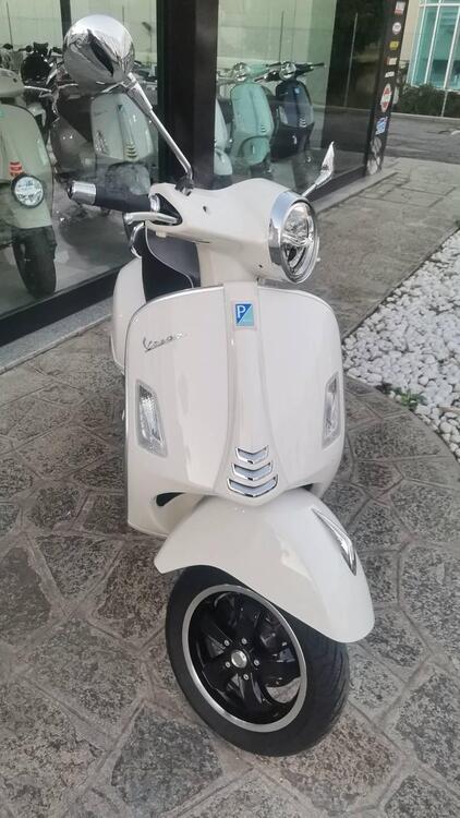 Vespa GTS 300 Super Hpe (2021 - 22) (4)