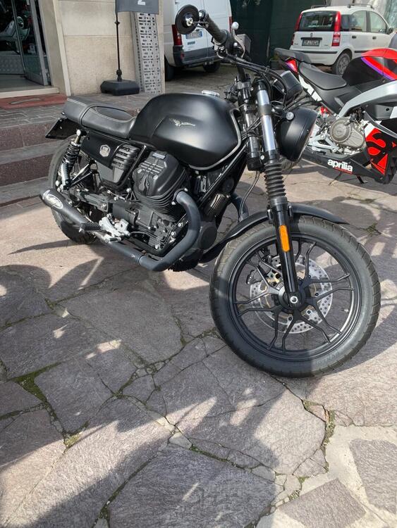 Moto Guzzi V7 III Stone (2017 - 20) (2)