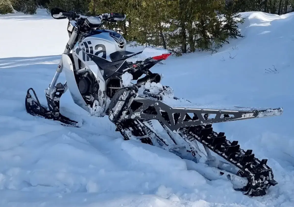 E dopo la Panigale ecco anche la Tuono V4 "delle nevi" (2)